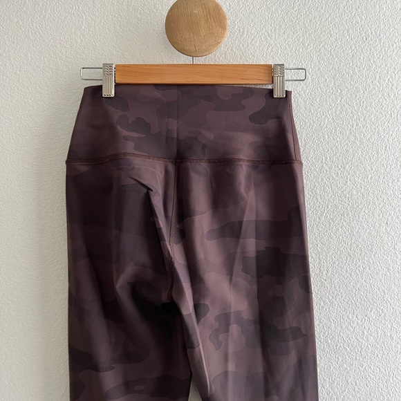 Alo Yoga High Waist Brown Camo Vapor Leggings Cocoa - Picture 6 of 12